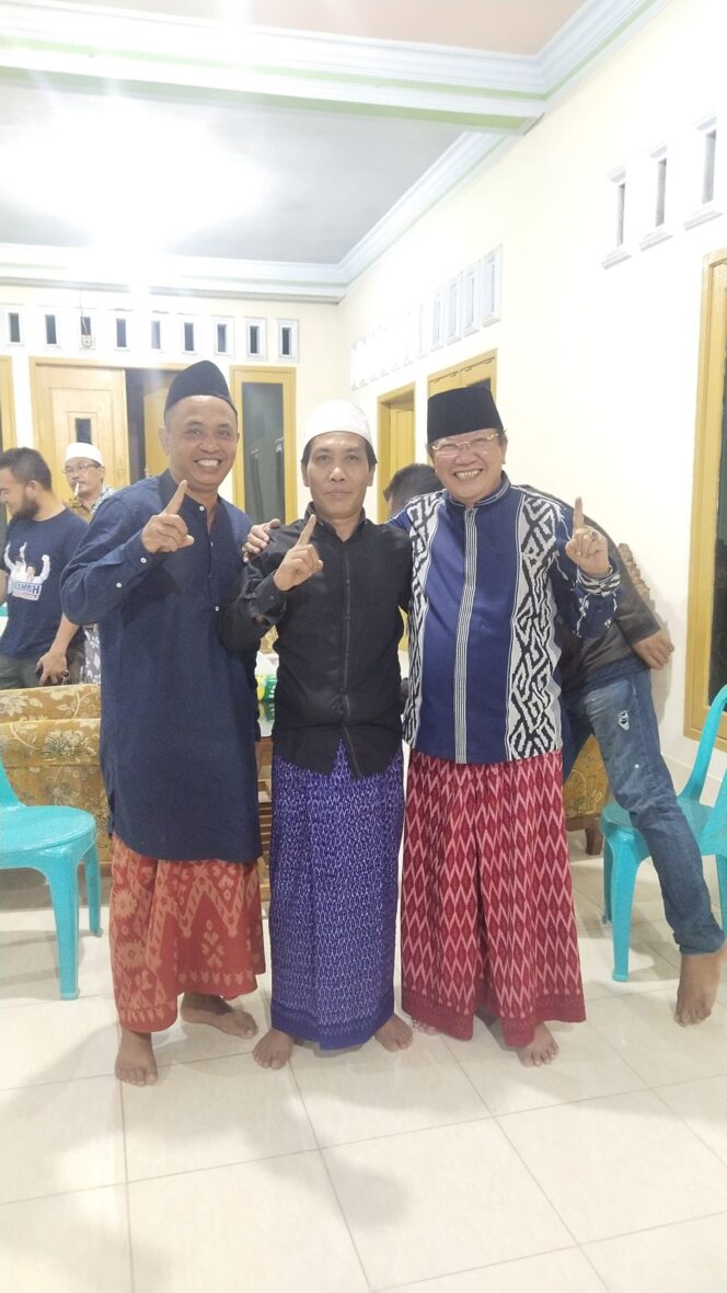 
					TGH Adil Fadil Tohir (tengah) secara resmi mendukung pasangan RAMAH di pilkada Lombok Timur. (foto : Istimewa)