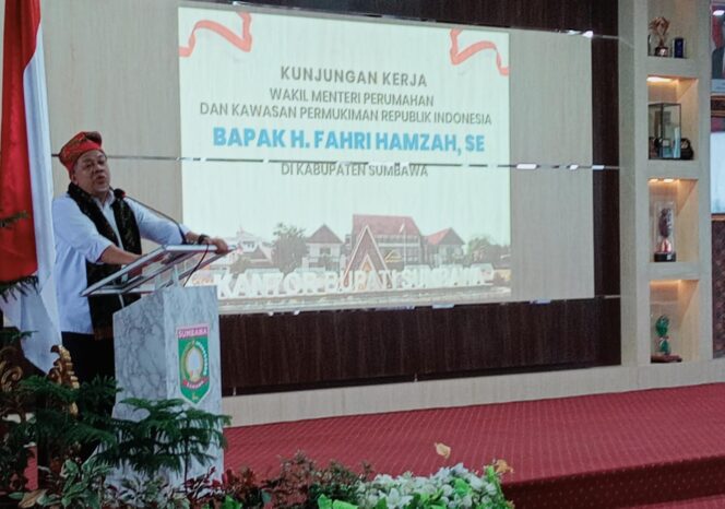 
					Wamen PKP Fahri Hamzah melakukan kunjungan kerja ke Kabupaten Sumbawa pada Sabtu (16/11/2024).  (foto :istimewa)