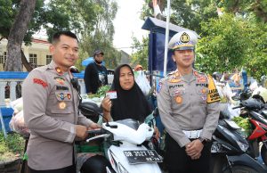 Polres Lombok Tengah Bagi-bagi SIM Gratis Untuk Pedagang Sayur Keliling