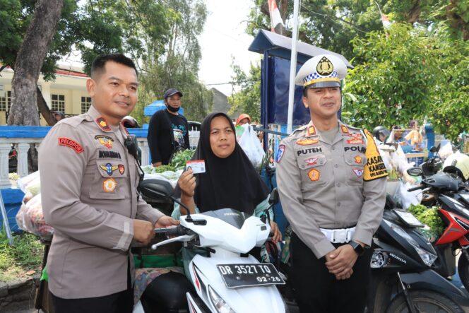 
					Polres Lombok Tengah Bagi-bagi SIM Gratis Untuk Pedagang Sayur Keliling