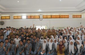 Wamendagri dan Pj Gubernur NTB Hassanudin Berikan Motivasi kepada Siswa SMAN 1 Mataram