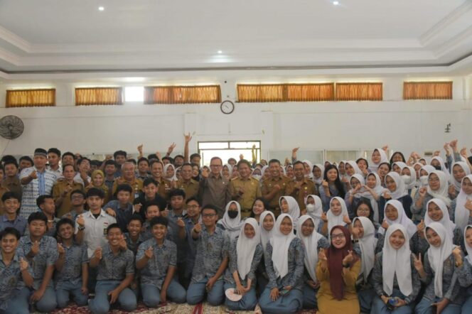 
					Wamendagri dan Pj Gubernur NTB Hassanudin Berikan Motivasi kepada Siswa SMAN 1 Mataram