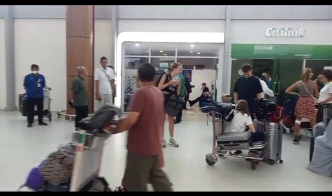 
					Akibat Abu Vulkanik Lewotobi, 39 Penerbangan di Bandara Lombok Dibatalkan