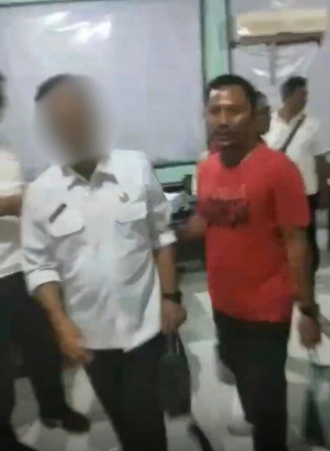 
					Polisi memeriksa Ahmad Muslim yang terjaring OTT, Rabu (11/12/2024).
Foto : istimewa