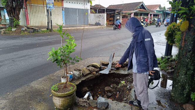 
					Proyek Pipa PDAM Giri Menang Tuai Protes Desa Gelogor