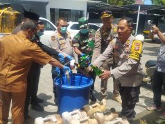 Ribuan Liter Miras Dimusnahkan Menjelang Perayaan Natal dan Tahun Baru di Kota Mataram