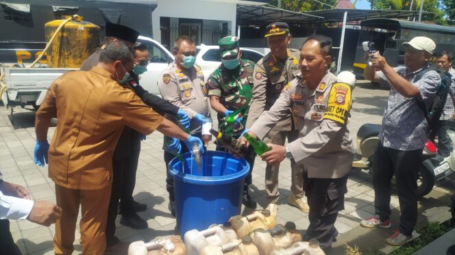 
					Ribuan Liter Miras Dimusnahkan Menjelang Perayaan Natal dan Tahun Baru di Kota Mataram