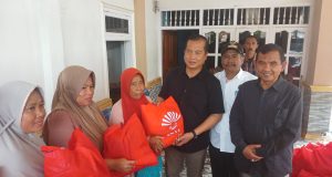 Lalu Muhamad Iqbal Serahkan Bantuan dari INTI NTB Kepada Korban Banjir di Sumbawa