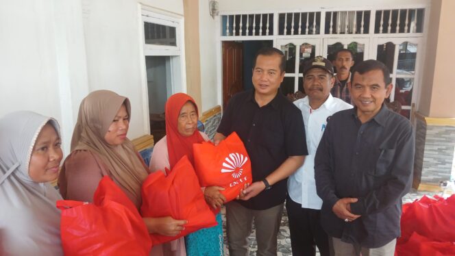 
					Lalu Muhamad Iqbal Serahkan Bantuan dari INTI NTB Kepada Korban Banjir di Sumbawa