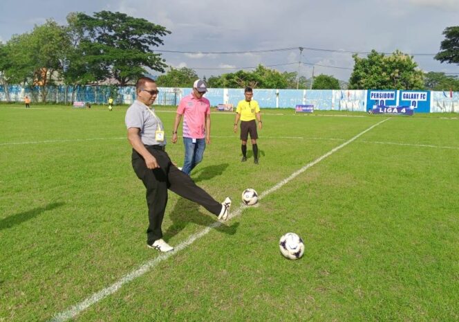 
					Wakil Ketua Asprov PSSI NTB, H. Suhaimi dan Ketua Askab PSSI Dompu, Suharlin, saat melakukan tendangan bola pertama.