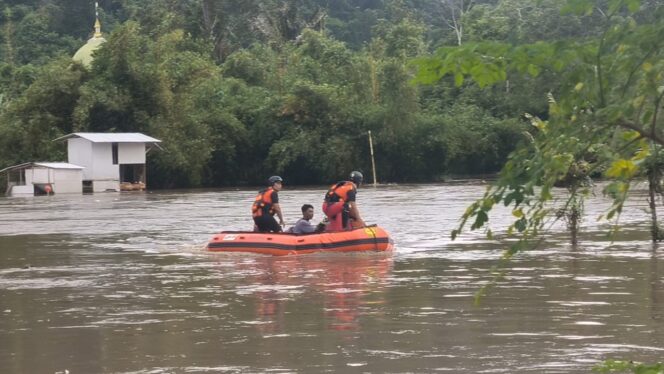 
					Banjir Melanda Desa Karang Bongkot, Puluhan Warga Dievakuasi