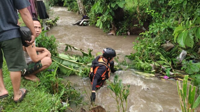
					Tim SAR Mataram Cari Remaja Hilang Terseret Arus Banjir di Pringgarata