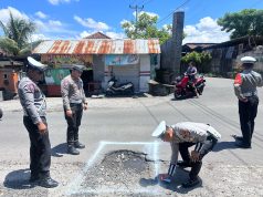 Satlantas Polresta Mataram Tandai Sejumlah Jalan Berlubang untuk Antisipasi Kecelakaan Lalulintas