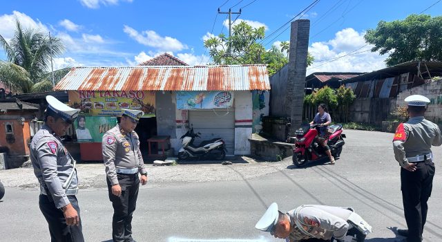 Satlantas Polresta Mataram Tandai Sejumlah Jalan Berlubang untuk Antisipasi Kecelakaan Lalulintas