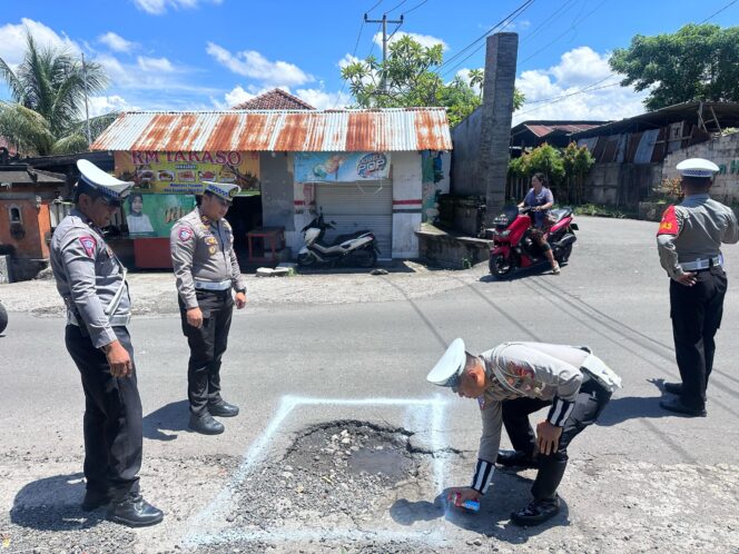 
					Satlantas Polresta Mataram Tandai Sejumlah Jalan Berlubang untuk Antisipasi Kecelakaan Lalulintas