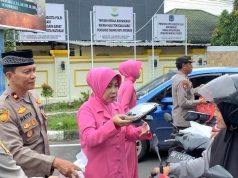 Sat Intelkam Polresta Mataram Bagikan Takjil dan Nasi Kotak kepada Para Pengendara
