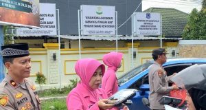 Sat Intelkam Polresta Mataram Bagikan Takjil dan Nasi Kotak kepada Para Pengendara