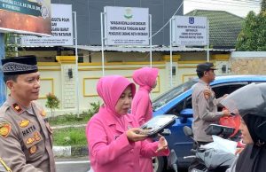 Sat Intelkam Polresta Mataram Bagikan Takjil dan Nasi Kotak kepada Para Pengendara