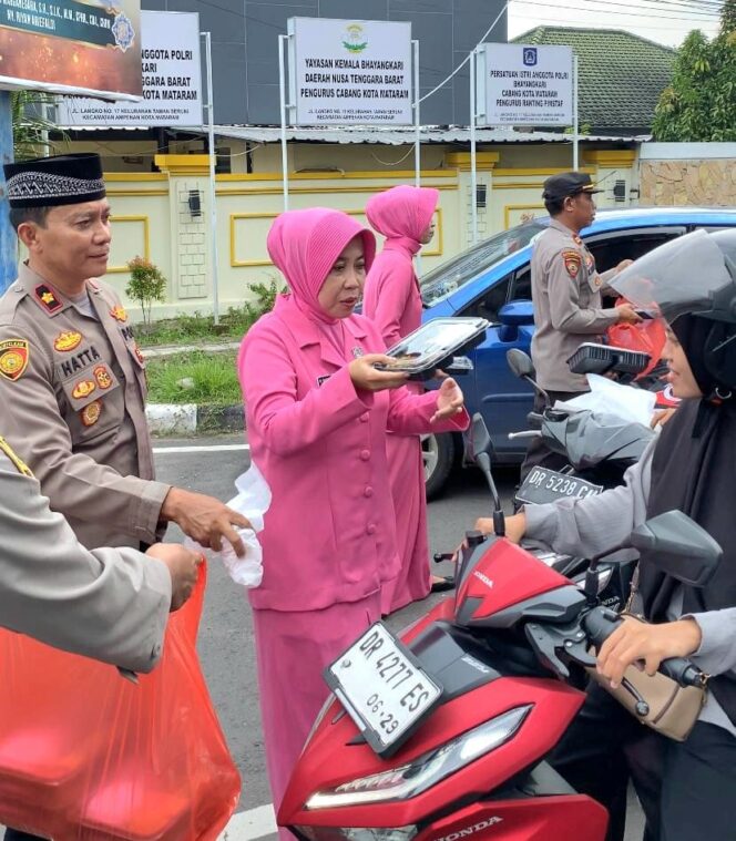 
					Sat Intelkam Polresta Mataram Bagikan Takjil dan Nasi Kotak kepada Para Pengendara