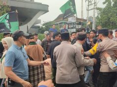 Empat Polisi Terluka Saat Amankan Demo di Depan Kantor DPRD NTB