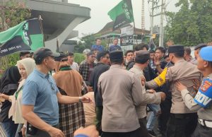 Empat Polisi Terluka Saat Amankan Demo di Depan Kantor DPRD NTB