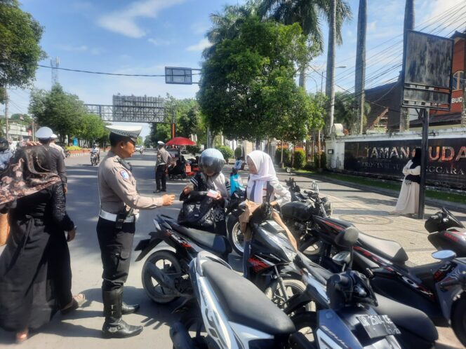 
					Sat PJR Polda NTB Tilang 151 Pengendara dalam Razia Pelanggaran Kasat Mata di Mataram