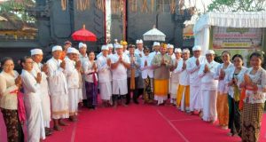 Ratusan Umat Hindu Hadiri Upacara Pujawali di Bintaro Ampenan