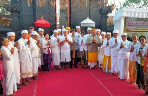 Ratusan Umat Hindu Hadiri Upacara Pujawali di Bintaro Ampenan
