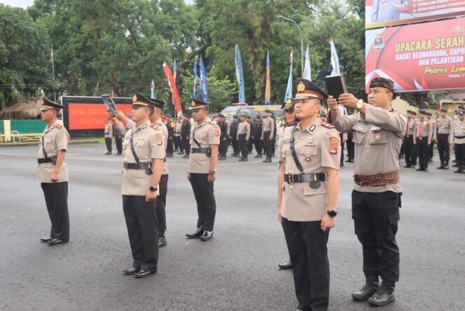 
					Kasat Narkoba dan 3 Kapolsek Jajaran Polres Lombok Tengah Laksanakan Serah Terima Jabatan