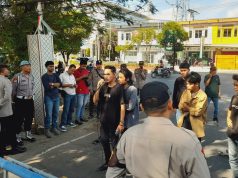 Polisi Kawal Aksi Unjuk Rasa di Depan Kantor PUPR NTB Terkait Dugaan Korupsi Proyek Shelter Tsunami Lombok Utara
