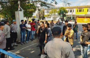 Polisi Kawal Aksi Unjuk Rasa di Depan Kantor PUPR NTB Terkait Dugaan Korupsi Proyek Shelter Tsunami Lombok Utara