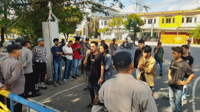 
					Polisi Kawal Aksi Unjuk Rasa di Depan Kantor PUPR NTB Terkait Dugaan Korupsi Proyek Shelter Tsunami Lombok Utara