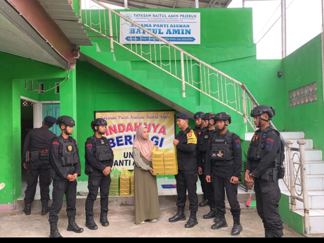 
					Batalyon A Pelopor Sat Brimob Polda NTB Salurkan Bantuan Sembako ke Tiga Panti Asuhan di Mataram