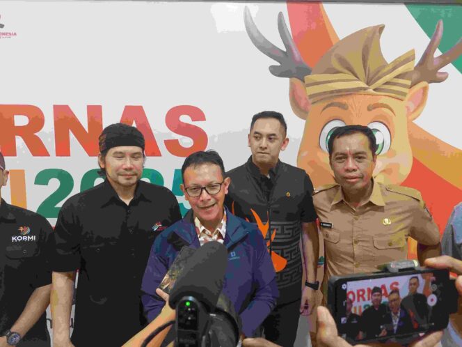 
					Kemenko PMK saat memberikan keterangan pers.