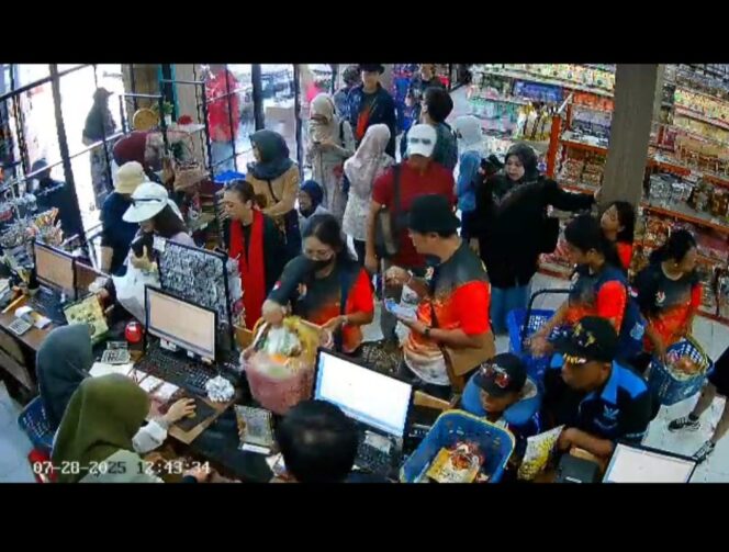 
					Owner Toko Oleh-oleh Kewalahan Diserbu Peserta FORNAS VIII NTB 2025