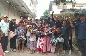 TEGAR NTB Bagikan Sembako kepada Korban Banjir Bandang di Kampung Pandan Salas