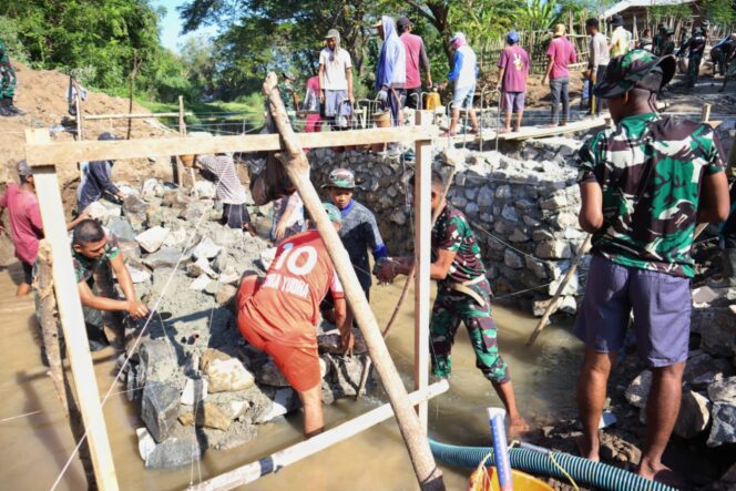 
					Tentara dan Masyarakat Sumbawa Bahu-membahu Bangun Jembatan