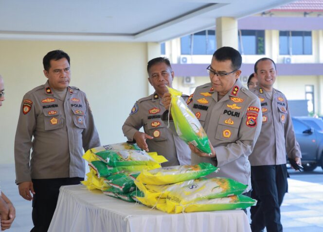 
					Kapolda NTB, Irjen Pol Hadi Gunawan saat mengecek beras murah untuk masyarakat, foto : (istimewa) 