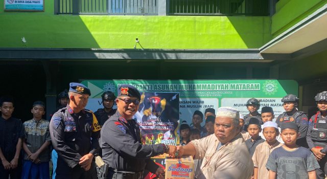 Batalyon A Pelopor Brimob NTB Beri Bantuan ke Panti Asuhan dan Warga Kurang Mampu