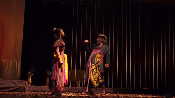 
					Dende Tamari: Perempuan Sasak Menentang Kekuasaan