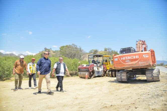 
					Gubernur NTB Lalu Muhamad Iqbal saat mengecek ruas jalan Simpang Tano di Pulau Sumbawa belum lama ini.