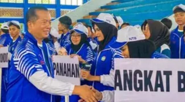 Foto : AL/ istimewa
Gubernur Nusa Tenggara Barat (NTB) Dr. Lalu Muhamad Iqbal, secara resmi melepas kontingen NTB yang berlaga pada Pekan Olahraga Pelajar Nasional (Popnas) XVII.