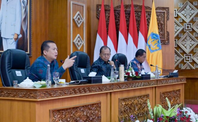 
					Dari kiri Gubernur NTB Lalu Muhamad Iqbal, Gubernur Bali I Wayan Koster, dan Gubernur NTT Emanuel Melkiades Laka Lena berkomitmen memperkuat hubungan tiga provinsi. Foto (Istimewa) 