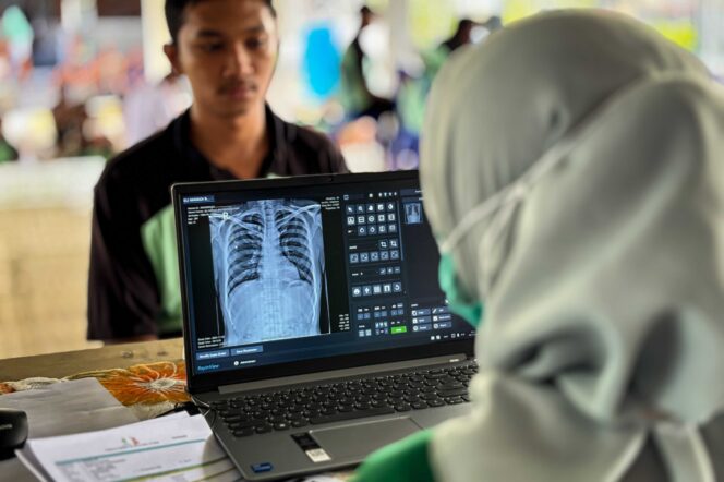 
					Petugas memeriksa kesehatan Warga Binaan Lapas Lombok Barat. Foto (Istimewa) 