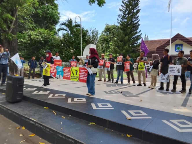 
					Gabungan Koalisi Jurnalistik gelar aksi solidaritas untuk Tempo di depan Kantor Gubernur NTB, Selasa, 11 November 2025 (Foto : Panji) 