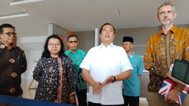
					Gubernur NTB, Lalu Muhammad Iqbal bersama Delegasi Inggris dan Bappenas saat melakukan doorstop, Kamis 13 November 2025 (Foto : Panji) 