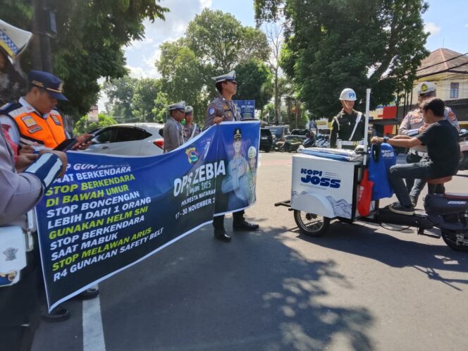 
					Satlantas Polresta Mataram menggelar Operasi Zebra Rinjani di Jalan Langko, Senin 17 November 2025. (Foto : Panji) 