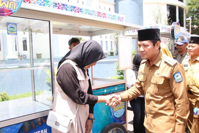
					Bupati Dompu, Bambang Firdaus, SE. memberikan bantuan rombong dan sarana prasarana kepada pelaku UMKM, Selasa 18 November 2025 (Foto : Dok/Istimewa) 
