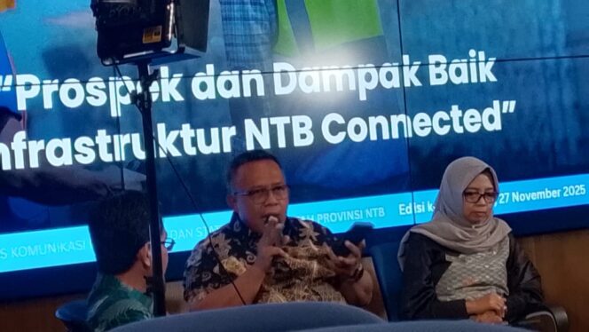 
					Kepala Dinas Pekerjaan Umum dan Pemukiman Rakyat (PUPR) Provinsi Nusa Tenggara Barat (NTB), Sadimin, ST., MT memaparkan program NTB Connected (Foto : Panji) 