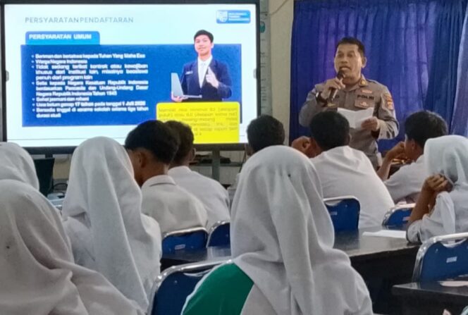 
					Wakil Kepala Satreskoba Polresta Mataram, AKP Supianto sosialisasi dan menjelaskan kepada pelajar SMPN 8 Mataram tentang peluang mendapatkan beasiswa penuh di SMA Kemala Taruna Bhayangkara (Foto : Panji) 